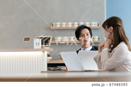 サテライトオフィスで働く男女 67486565