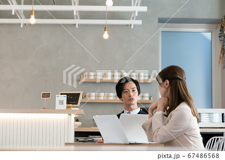 サテライトオフィスで働く男女 67486568