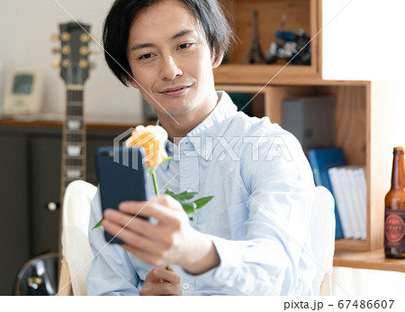 リモートでプロポーズをする男性 67486607