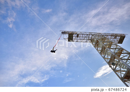 遊園地のアトラクション バンジージャンプ 遊園地のアトラクション バンジージャンプ 67486724
