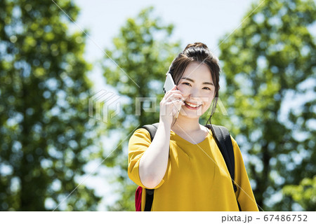 スマホで電話する若い女性 67486752