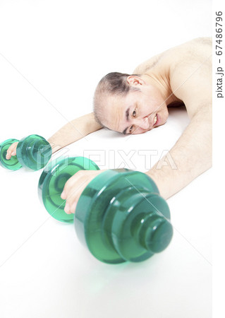 倒れこむ中年男性 倒れこむ中年男性 67486796