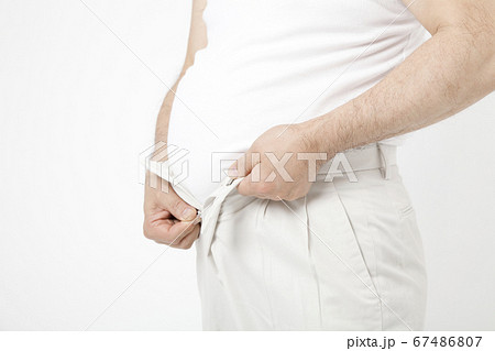 ズボンを履くメタボ男性 67486807