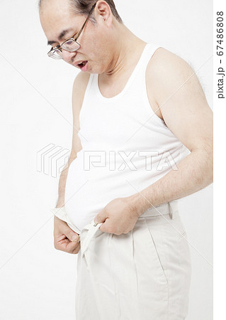 ズボンを履くメタボ男性 ズボンを履くメタボ男性 67486808