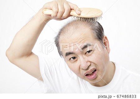 頭皮マッサージをする男性 頭皮マッサージをする男性 67486833