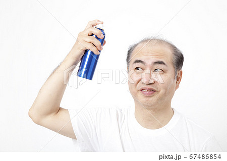 育毛剤をする薄毛男性 育毛剤をする薄毛男性 67486854