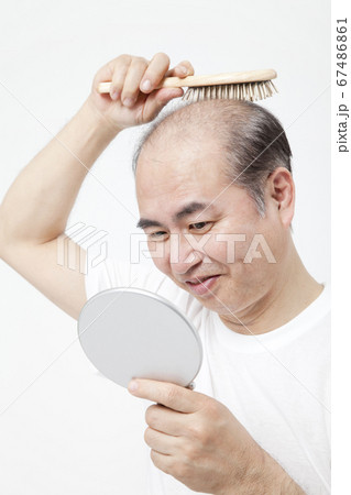 頭皮マッサージをする男性 頭皮マッサージをする男性 67486861