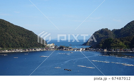 海と湖の境にある漁村の風景／福井県の日向湖 67487012