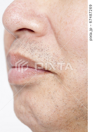 中年男性の口元 67487269