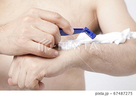 腕毛を処理する男性の写真素材