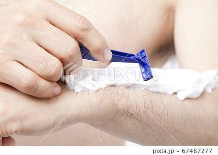 腕毛を処理する男性 67487277