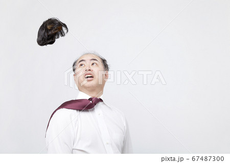 カツラが飛ぶビジネスマン 67487300
