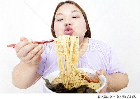 大食いのメタボ女性 大食いのメタボ女性 67487336