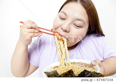 大食いのメタボ女性 67487338