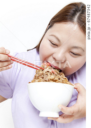 大食いのメタボ女性 大食いのメタボ女性 67487342