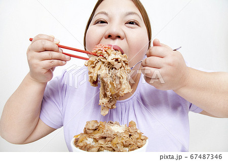 大食いのメタボ女性 大食いのメタボ女性 67487346