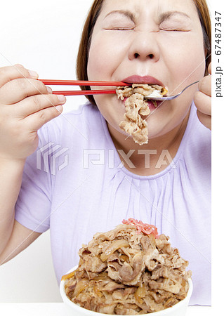 大食いのメタボ女性 67487347