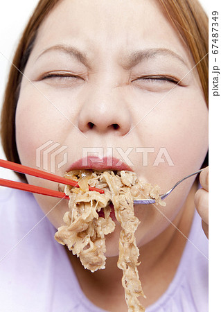 大食いのメタボ女性 大食いのメタボ女性 67487349