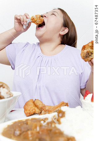 暴飲暴食する女性の写真素材