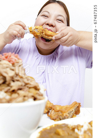 暴飲暴食する女性 暴飲暴食する女性 67487355