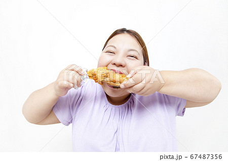暴飲暴食する女性 暴飲暴食する女性 67487356