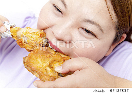 暴飲暴食する女性 暴飲暴食する女性 67487357