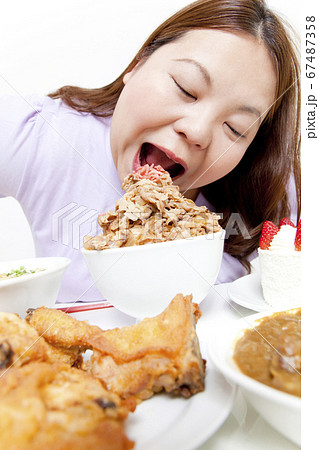 暴飲暴食する女性 暴飲暴食する女性 67487358