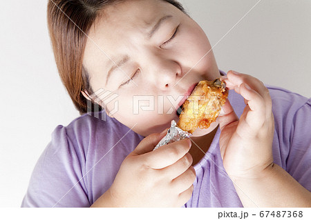 暴飲暴食する女性 暴飲暴食する女性 67487368