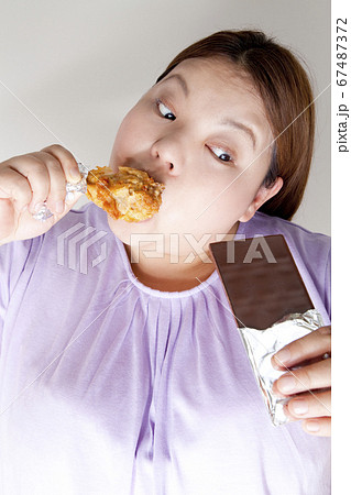 暴飲暴食する女性 暴飲暴食する女性 67487372