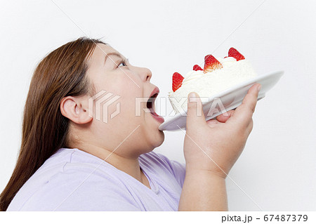 ケーキを食べるメタボ女性 67487379
