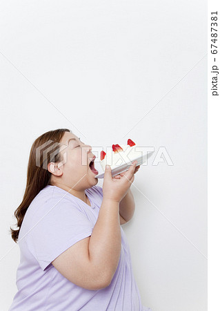 ケーキを食べるメタボ女性 ケーキを食べるメタボ女性 67487381