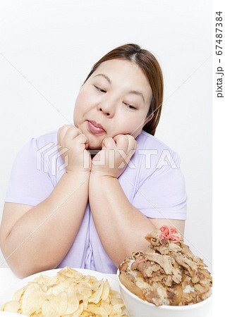 大食いの女性 大食いの女性 67487384