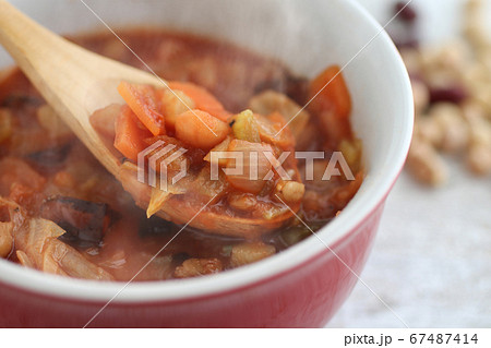 野菜や豆や麦類のミネストローネスープ　ヴィーガンメニュー 67487414