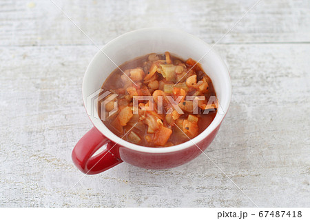 野菜や豆や麦類のミネストローネスープ　ヴィーガンメニュー 67487418