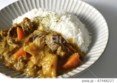 白背景で撮影した野菜と牛すじ肉がたっぷり入ったカレーライス 67488227