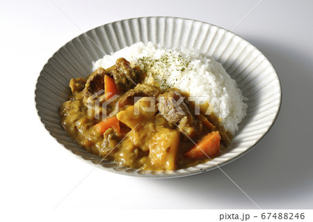 白背景で撮影した野菜と牛すじ肉がたっぷり入ったカレーライス 67488246