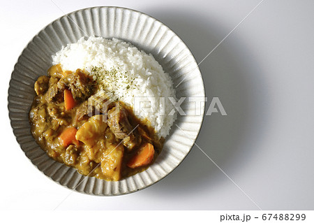 白背景で撮影した野菜と牛すじ肉がたっぷり入ったカレーライス（俯瞰） 67488299