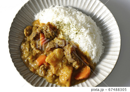 白背景で撮影した野菜と牛すじ肉がたっぷり入ったカレーライス（俯瞰） 67488305