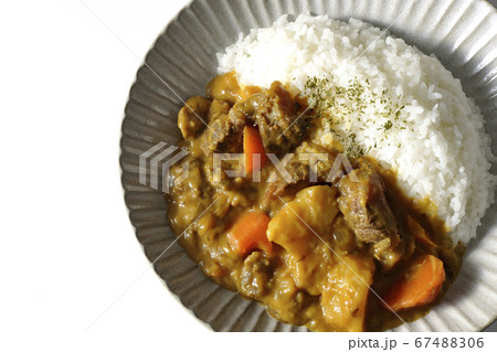 白背景で撮影した野菜と牛すじ肉がたっぷり入ったカレーライス（俯瞰） 67488306