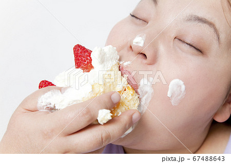 ケーキを食べるメタボ女性 67488643