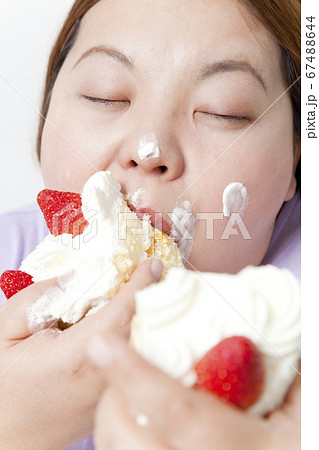 ケーキを食べるメタボ女性 67488644