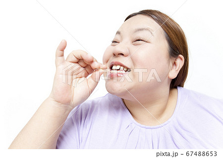 食後の女性 67488653