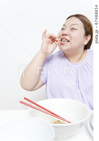 食後の女性 食後の女性 67488654