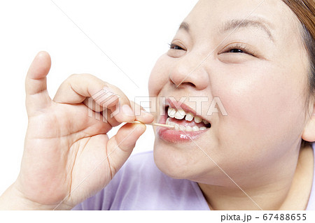 食後の女性 67488655