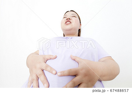 大食いの女性 67488657