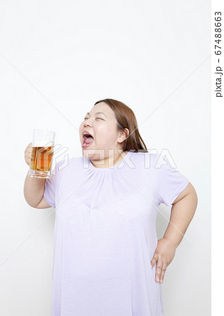 ビールを飲むメタボ女性 67488663