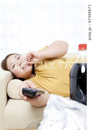 ソファでだらけるメタボ女性 67488671