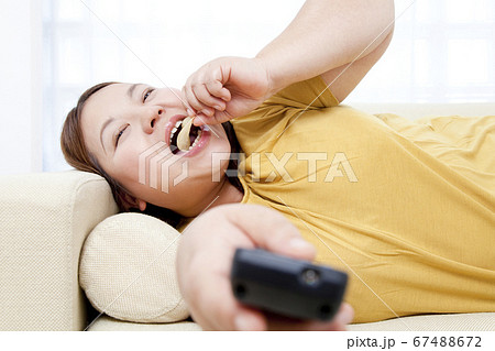 ソファでだらけるメタボ女性 67488672