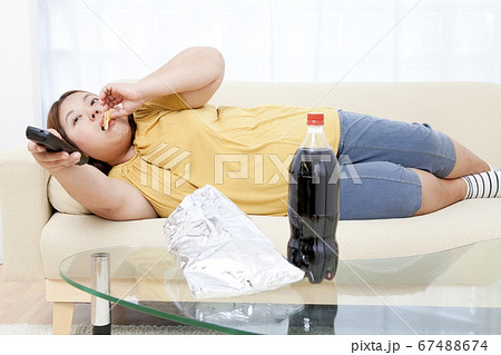 ソファでだらけるメタボ女性 67488674