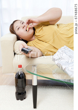 ソファでだらけるメタボ女性 67488675